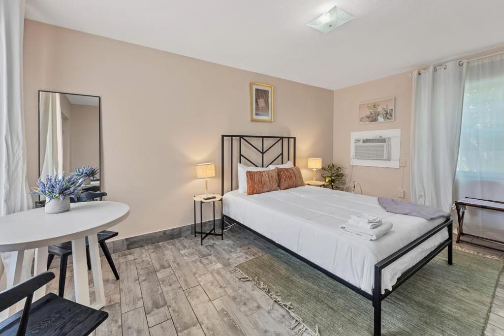 Located By The Beach 1 Bedroom With Parking And Pool クリアウォーター エクステリア 写真