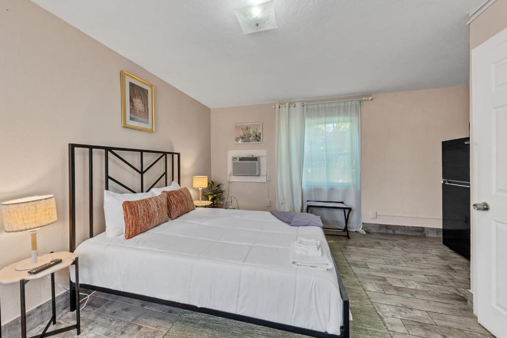 Located By The Beach 1 Bedroom With Parking And Pool クリアウォーター エクステリア 写真