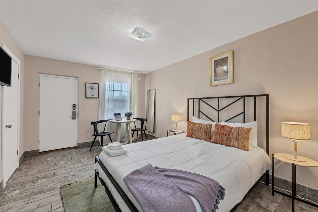 Located By The Beach 1 Bedroom With Parking And Pool クリアウォーター エクステリア 写真