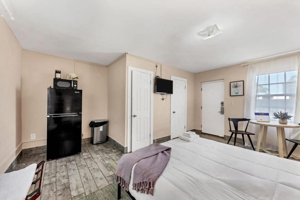 Located By The Beach 1 Bedroom With Parking And Pool クリアウォーター エクステリア 写真
