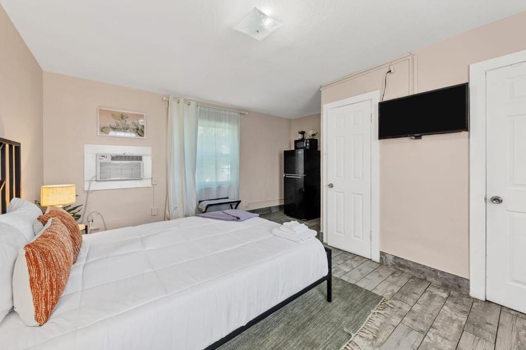 Located By The Beach 1 Bedroom With Parking And Pool クリアウォーター エクステリア 写真